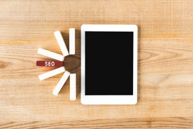 Tahta dikdörtgenlerin üst görünümü harf silosu ve dijital tablet ile tablo üzerinde kopyalama alanı ile 