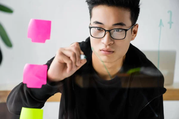 Asian Seo Manager Glasses Painting Arrow Glass — Stock Photo, Image