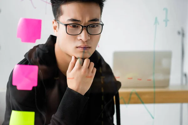 Pensivo Asiático Seo Manager Óculos Olhando Para Vidro Com Notas — Fotografia de Stock