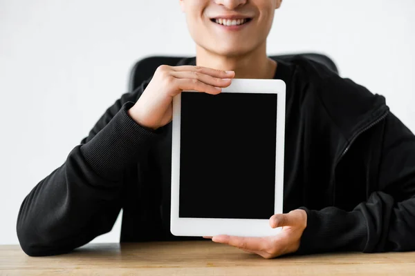 Beskärd Över Leende Hacker Håller Digital Tablett Med Kopieringsutrymme — Stockfoto