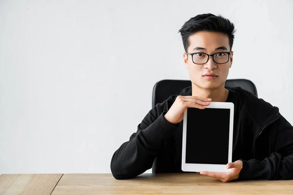 Hacker Asiático Celebración Tableta Digital Con Espacio Copia — Foto de Stock