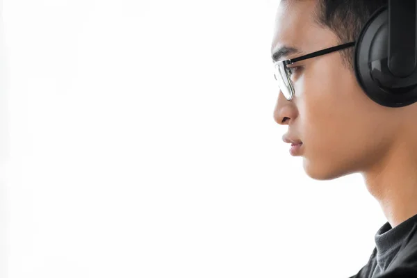 Beyaz Kulaklıklı Asyalı Hackerın Yan Görünüşü — Stok fotoğraf