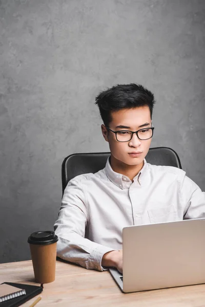 Asiatisk Seo Manager Sitter Vid Bordet Och Använder Laptop — Stockfoto