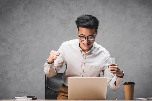 Smiling Asian Seo Manager Showing Yes Gesture Looking Laptop — Stock Photo, Image