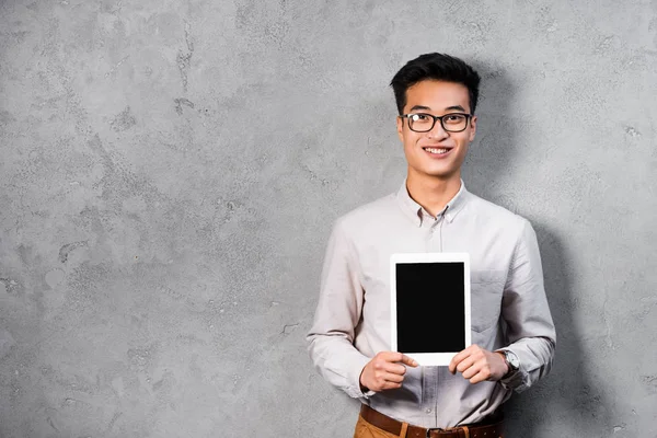 Sonriente Asiático Seo Manager Holding Digital Tablet Con Copia Espacio — Foto de Stock