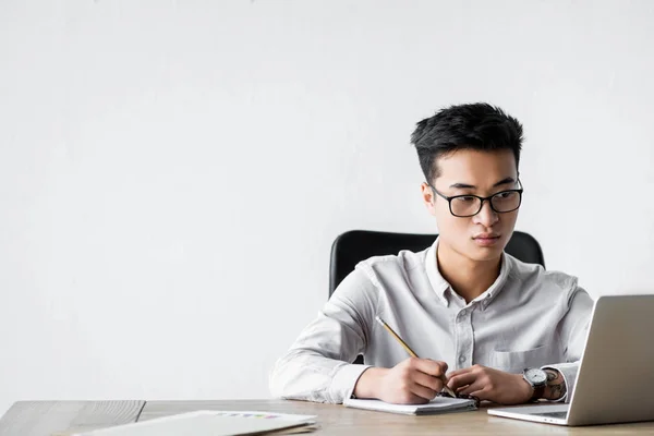 Asian Seo Manager Holding Pencil Looking Laptop Webinar — Stock Photo, Image