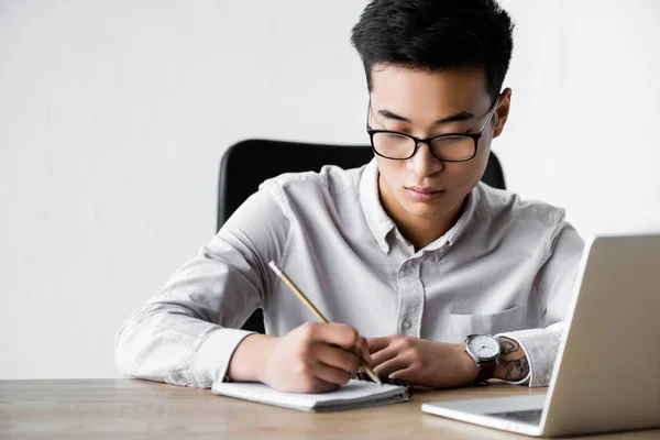 Asiatischer Seo Manager Schreibt Während Webinar Büro Notizbuch — Stockfoto