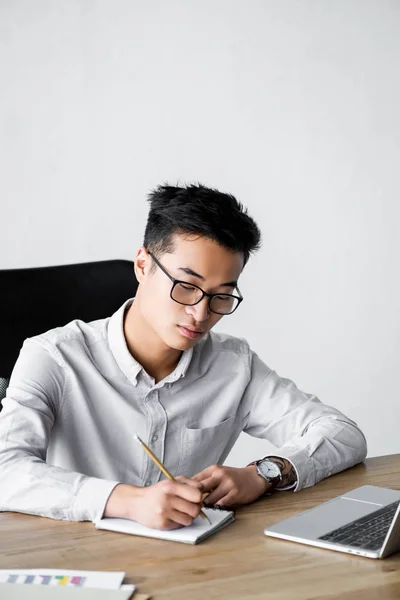 Asiatischer Seo Manager Schreibt Während Webinar Büro Notizbuch — Stockfoto