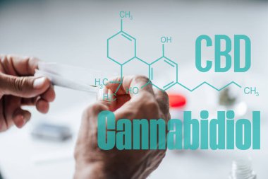Cbd moleküllü tıbbi esrar taşıyan bir adamın görüntüsü.