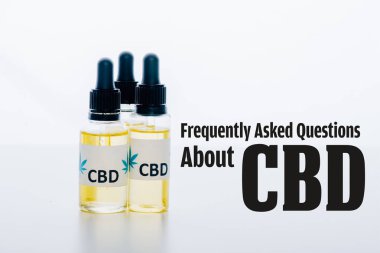 CBC yağı beyaz şişelerde izole edilmiş ve sıklıkla cbd illüstrasyonu hakkında sorular soruluyor.