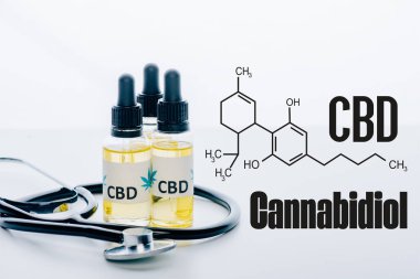 Cbd yağlı şişeler ve steteskop, cbd moleküllü beyaza izole edilmiş.