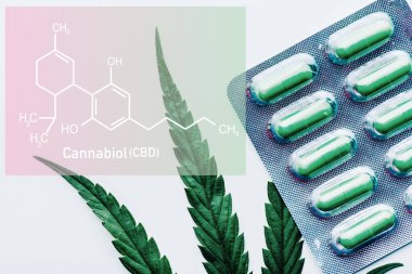 Su toplayan yeşil hapların üst görüntüsü ve beyaz arkaplandaki marihuana yaprağı ile cbd molekülü çizimi
