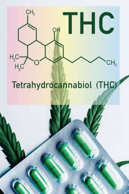 Su toplayan yeşil hapların üst görüntüsü ve beyaz arka planda marihuana yaprağı ile thc molekül çizimi