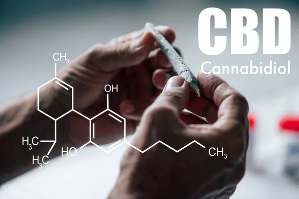 Visão Cortada Homem Segurando Contundente Cannabis Medicinal Com Ilustração Molécula — Fotografia de Stock