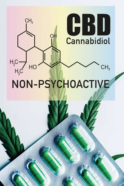 Horní Pohled Zelené Pilulky Blistru Marihuany List Bílém Pozadí Non — Stock fotografie