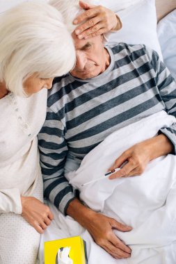 Hasta karı kocanın dairedeki termometreye baktığı yüksek açı. 