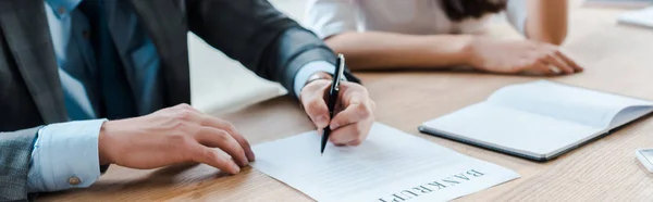 Panoramisch Schot Van Zakenman Met Pen Buurt Van Document Zakenvrouw — Stockfoto