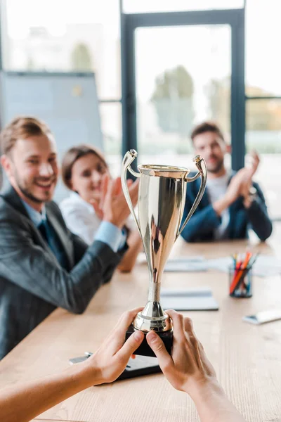 Vista Cortada Empresária Segurando Copo Campeão Perto Colegas Trabalho Escritório — Fotografia de Stock