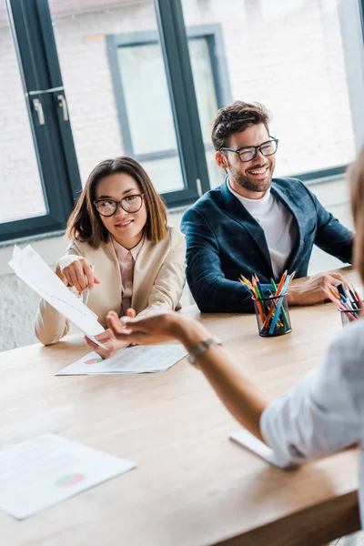 Enfoque Selectivo Hombre Negocios Sonriendo Cerca Asiático Empresaria Celebración Documento — Foto de Stock