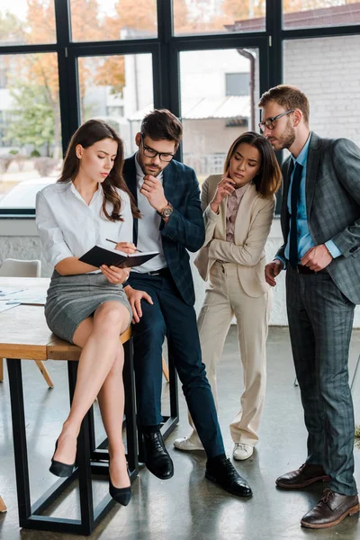 Hombres Negocios Ropa Formal Pie Cerca Atractivos Compañeros Multiculturales Oficina — Foto de Stock