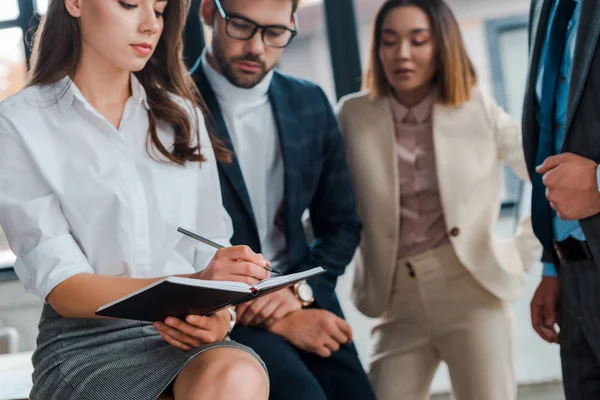 Vista Recortada Hombre Negocios Ropa Formal Pie Cerca Compañeros Trabajo — Foto de Stock