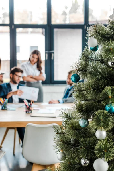 Fuoco Selettivo Dell Albero Natale Decorato Vicino Colleghi Ufficio — Foto Stock