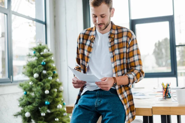 Selective Focus Happy Man Holding Document Decorated Christmas Tree — ストック写真