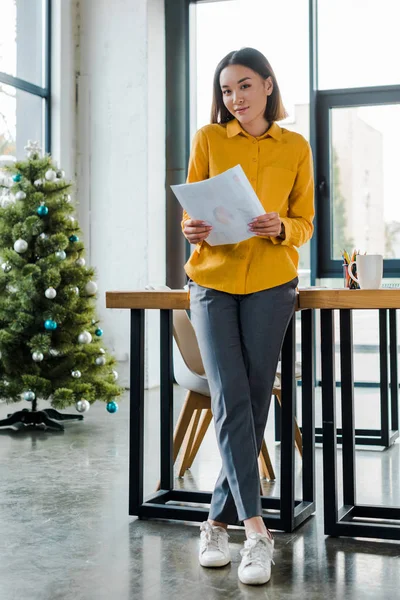 Asian Businesswoman Holding Charts Graphs Decorated Christmas Tree — Stock Photo, Image