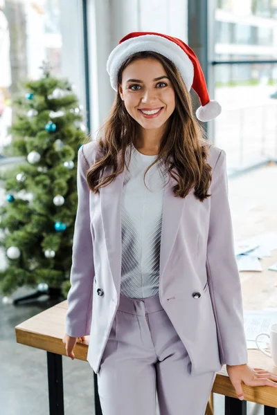 Allegra Donna Affari Cappello Babbo Natale Vicino All Albero Natale — Foto Stock