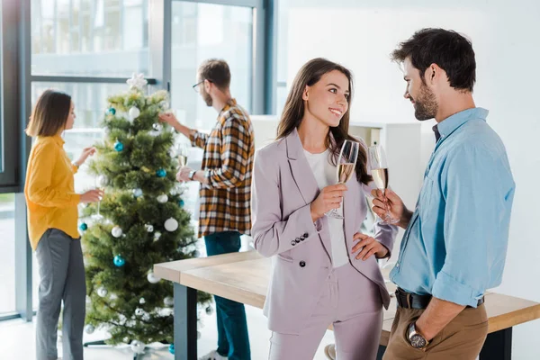 Selectieve Focus Van Zakenman Zakenvrouw Met Champagneglazen Bij Multiculturele Collega — Stockfoto