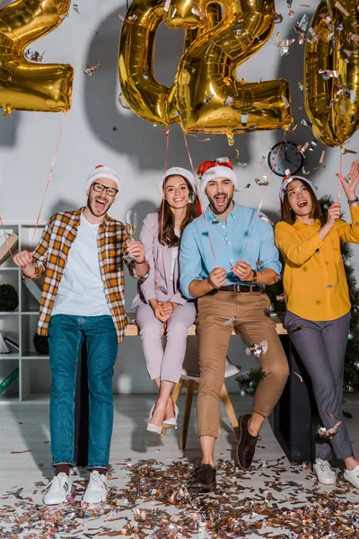 Счастливые Бизнесмены Мультикультурные Бизнесмены Шляпах Санты Бокалами Шампанского Рядом Падающими — стоковое фото