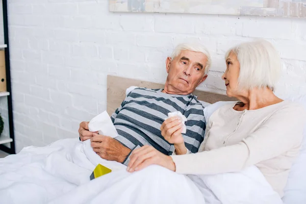 Άρρωστος Σύζυγος Και Γυναίκα Κρατώντας Χαρτοπετσέτες Και Μιλώντας Στο Διαμέρισμα — Φωτογραφία Αρχείου