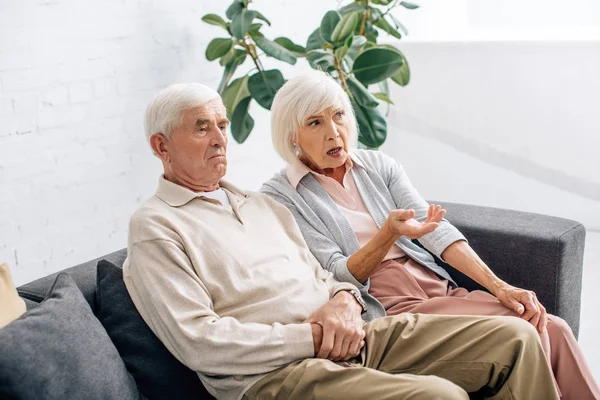 Husband Shocked Wife Sitting Sofa Looking Away Apartment — Stock Photo, Image