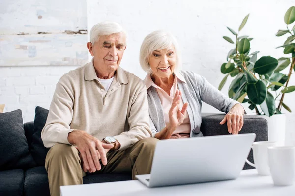 Mann Und Lächelnde Frau Winken Bei Videoanruf Wohnung — Stockfoto