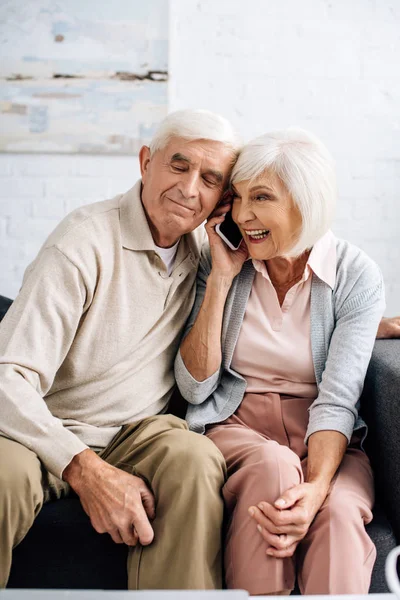 Mann Und Lächelnde Frau Unterhalten Sich Wohnung Auf Smartphone — Stockfoto