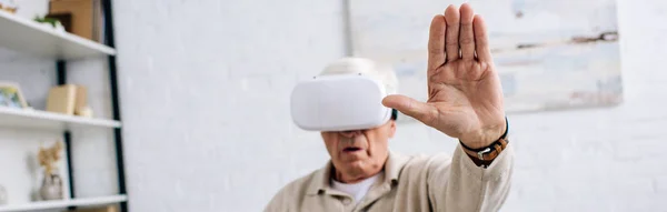 Plano Panorámico Del Hombre Mayor Auriculares Realidad Virtual Con Mano — Foto de Stock