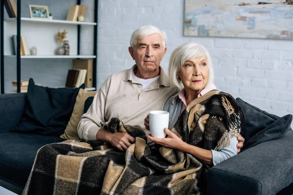 Husband Wife Cup Sitting Sofa Looking Away Apartment — Stock Photo, Image