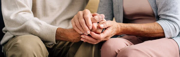 Panoramabild Man Och Hustru Som Håller Hand Lägenheten — Stockfoto