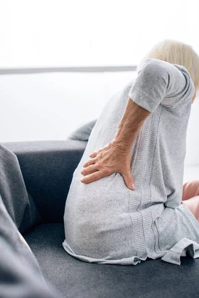 Rückenansicht Einer Seniorin Mit Rückenschmerzen Wohnung — Stockfoto