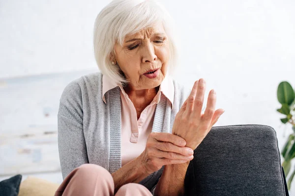 Atrakcyjna Seniorka Mając Zapalenie Stawów Ręku Mieszkaniu — Zdjęcie stockowe