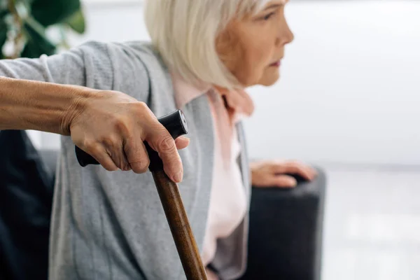 Enfoque Selectivo Mujer Mayor Con Caña Madera Apartamento — Foto de Stock