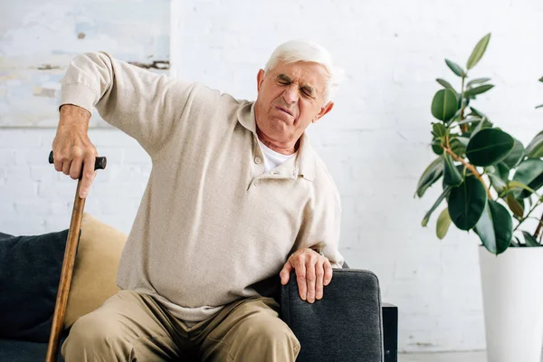 Senior Homme Ayant Douleur Tenant Canne Bois Dans Appartement — Photo