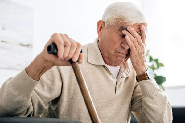 Hombre Mayor Con Dolor Cabeza Celebración Caña Madera Apartamento — Foto de Stock