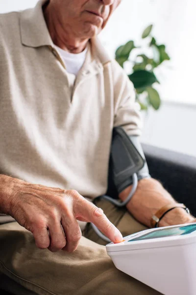 Vedere Decupată Omului Vârstă Care Măsoară Tensiunea Arterială Stă Canapea — Fotografie, imagine de stoc