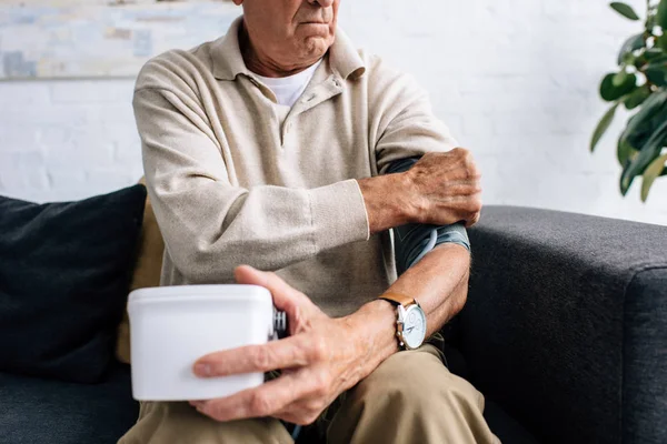 Ausgeschnittener Blick Auf Älteren Mann Der Blutdruck Misst Und Wohnung — Stockfoto