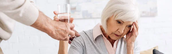 Panoramaaufnahme Von Mann Der Frau Mit Kopfschmerzen Wohnung Ein Glas — Stockfoto