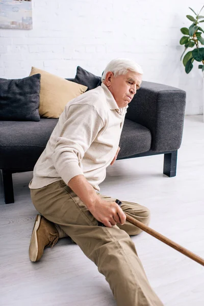 Homem Sênior Segurando Cana Madeira Sentindo Dor Apartamento — Fotografia de Stock