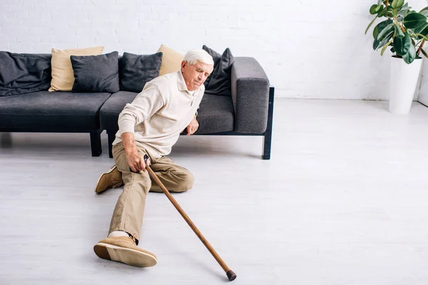 Vista Ángulo Alto Del Hombre Mayor Sosteniendo Bastón Madera Sintiendo — Foto de Stock