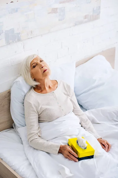 Vista Ángulo Alto Mujer Mayor Enferma Con Los Ojos Cerrados — Foto de Stock