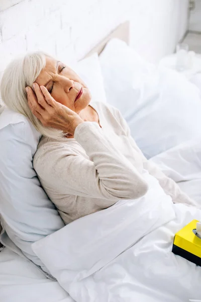 Hoge Hoek Uitzicht Zieke Oudere Vrouw Met Hoofdpijn Bed — Stockfoto